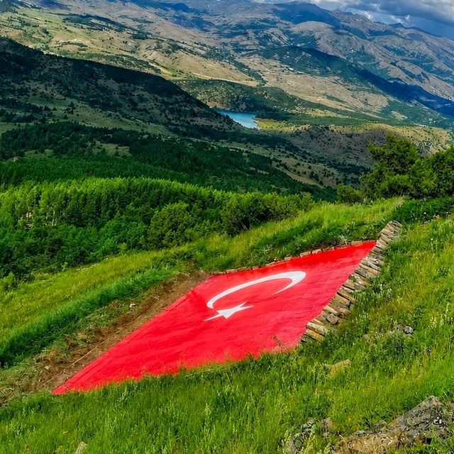 Kelkit Vadisi'nin simgesi dev Türk bayrağı yenilendi