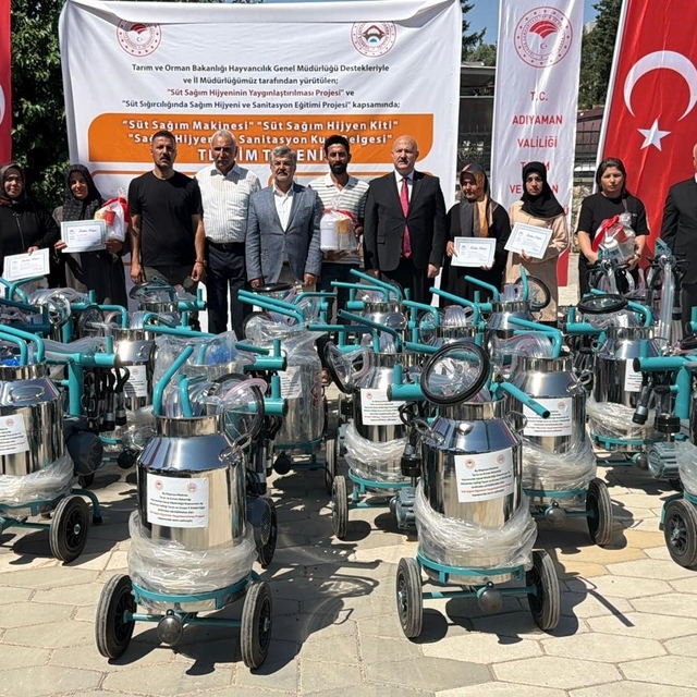 Adıyaman'da süt sağım makineleri üreticilere dağıtıldı