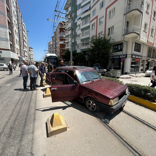 Eskişehir'de trafik kazası sebebiyle tramvay seferleri aksadı