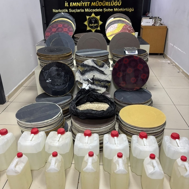 Duvar saatlerinden 48 kilodan fazla uyuşturucu çıktı: 4 tutuklama
Mersin po...
