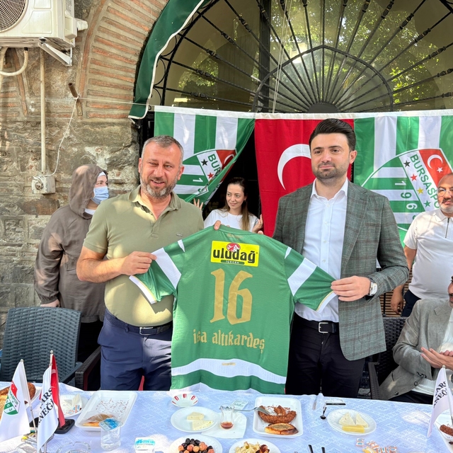 Bursaspor Başkanı Enes Çelik Kapalı Çarşı'da esnafla buluştu
Bursaspor Başk...