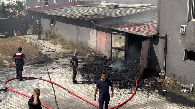 Tekstil fabrikasının atık deposunda yangın