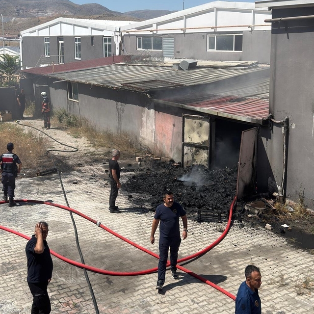 Tekstil fabrikasının atık deposunda yangın