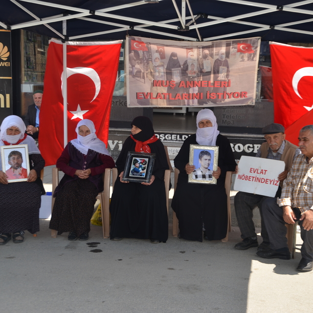 Muşlu aileler, DEM Parti önündeki eylemlerini sürdürdü