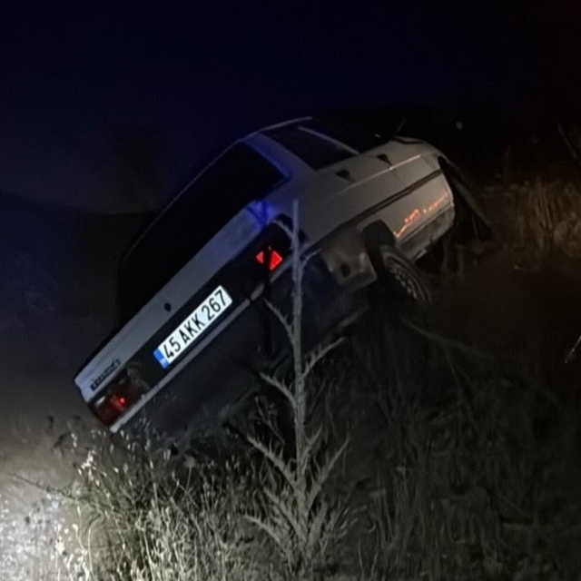 Kontrolden çıkan otomobil araziye savruldu