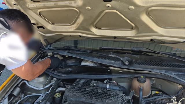 Taksinin motor bölümünde uyuşturucu ele geçirildi