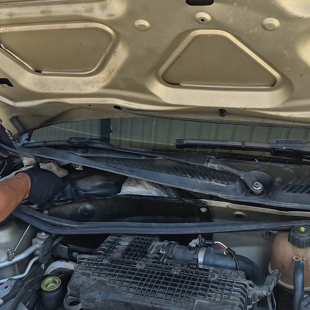 Taksinin motor bölümünde uyuşturucu ele geçirildi