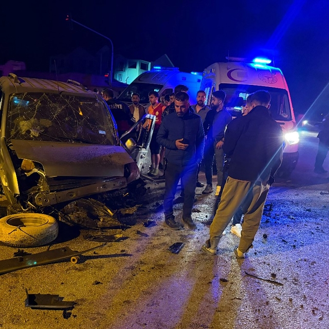 Yüksekova'da iki ayrı kazada 8 kişi yaralandı
