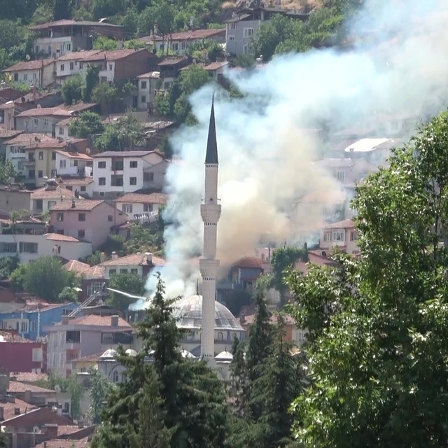 Elmas nineyi yangından itfaiyeciler kurtardı