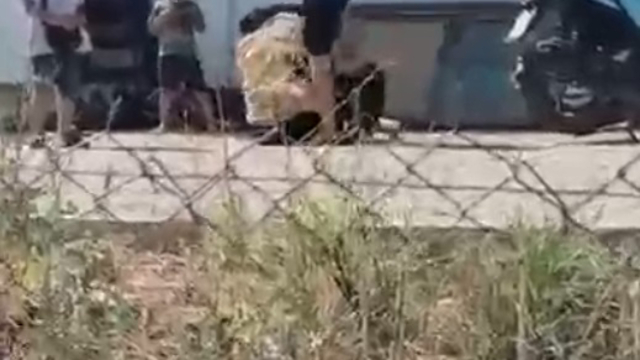 Elinde bıçakla yere yatırdığı eşini dövdü