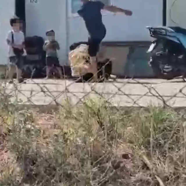 Elinde bıçakla yere yatırdığı eşini dövdü