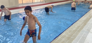 Özel gereksinimli çocuklar ilk kez havuzla buluştu