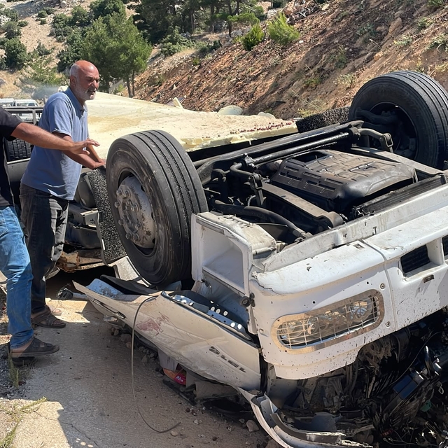Mersin'de devrilen kamyonun sürücüsü yaralandı