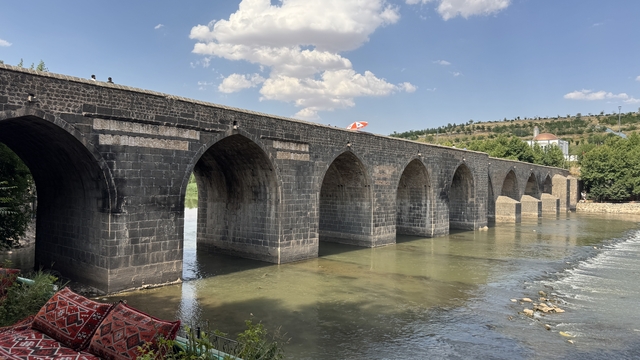 Diyarbakır'da sıcaklığın 40 dereceyi bulmasıyla tarihi mekanlar boş kaldı