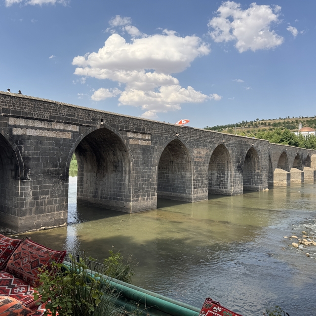 Diyarbakır'da sıcaklığın 40 dereceyi bulmasıyla tarihi mekanlar boş kaldı