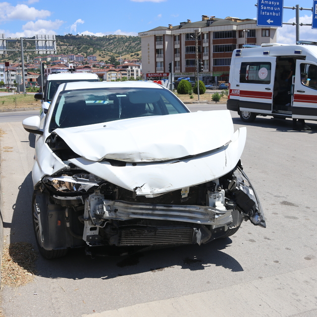 Amasya'da beton mikseri ile çarpışan otomobildeki 5 kişi yaralandı