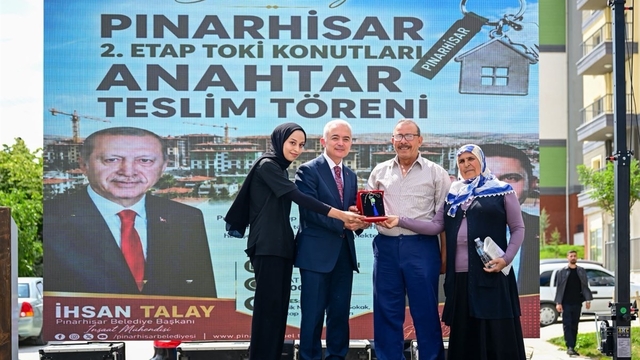 Pınarhisar'da TOKİ sevinci: Anahtarlar hak sahiplerine teslim edildi
Pınarhisar 2. Etap TOKİ Konutları'nda anahtar teslim töreni düzenlendi