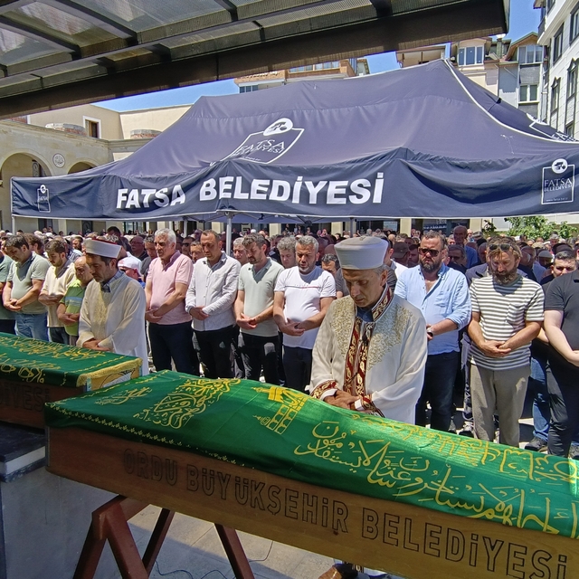 Kardeş katliamında hayatını kaybeden aile son yolculuğuna uğurlandı
Annesin...
