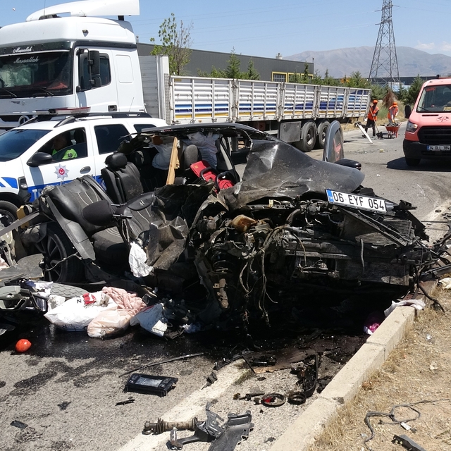 Tıra arkadan çarpan otomobil hurdaya döndü: 1 yaralı