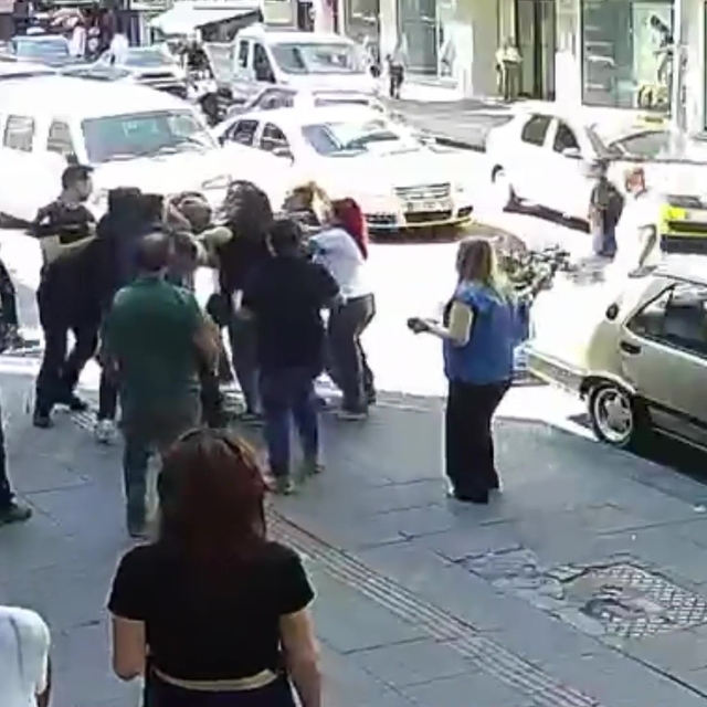 Kaza sonrası çıkan kavgada ortalık savaş alanına döndü: Kadın sürücüyü böyl...