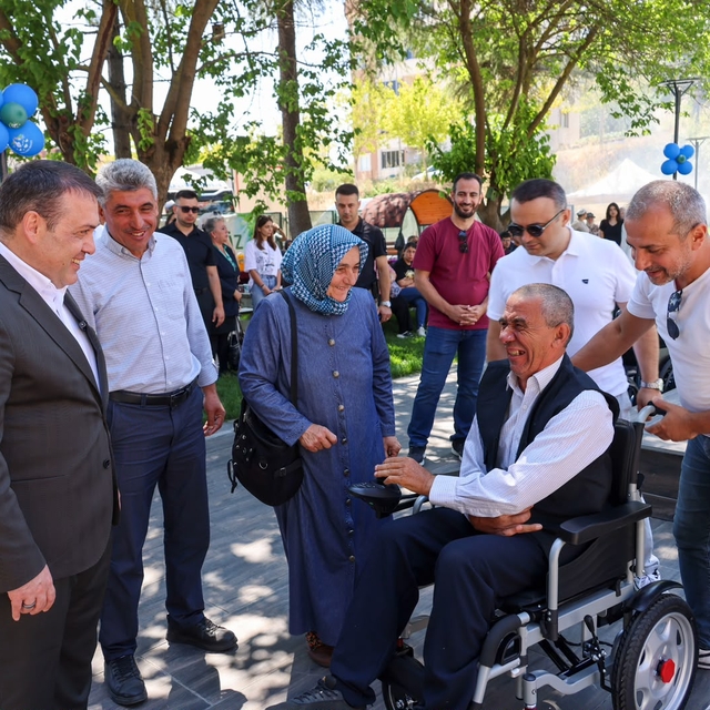 Bilecik'te plastik kapaklarla alınan tekerlekli sandalyeler sahiplerine ver...