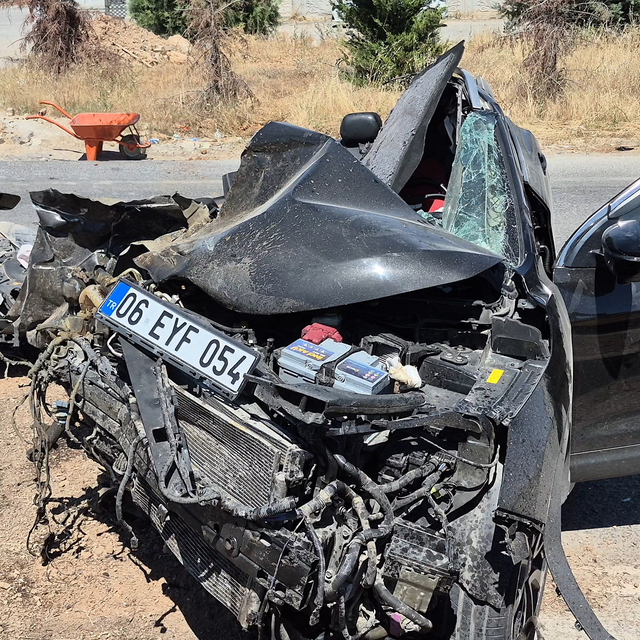 TIR'a arkadan çarpan otomobilin sürücüsü ağır yaralandı