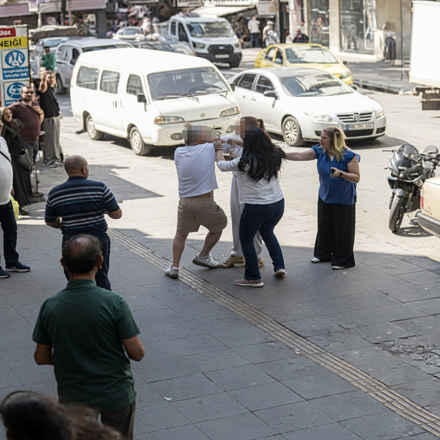 Otomobilin çarptığı motosikletin aynası kırıldı; çıkan kavgada 3 kişi yaral...