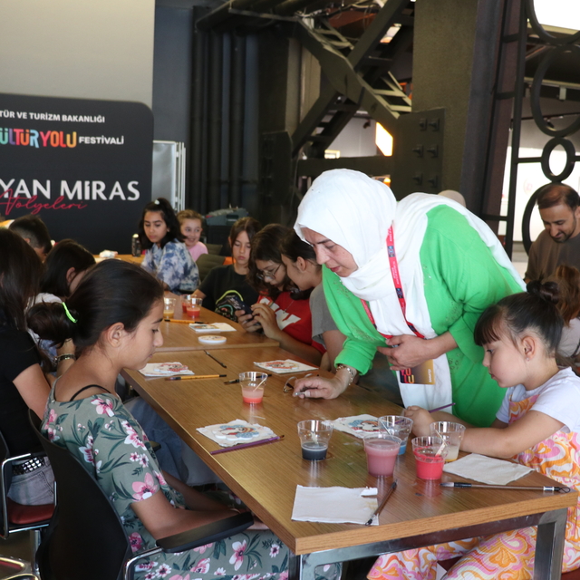Sakarya'da çocuklar Kültür Yolu Festivali'nde çini sanatını deneyimledi