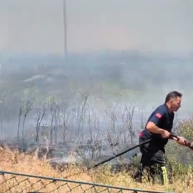 Anız yangınında zamanında müdahale dükkanları korudu