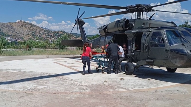 Tunceli'de engerek yılanının ısırdığı kişi helikopterle hastaneye kaldırıldı