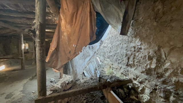 Kars'ta sağanak yağış ahırı çökertti