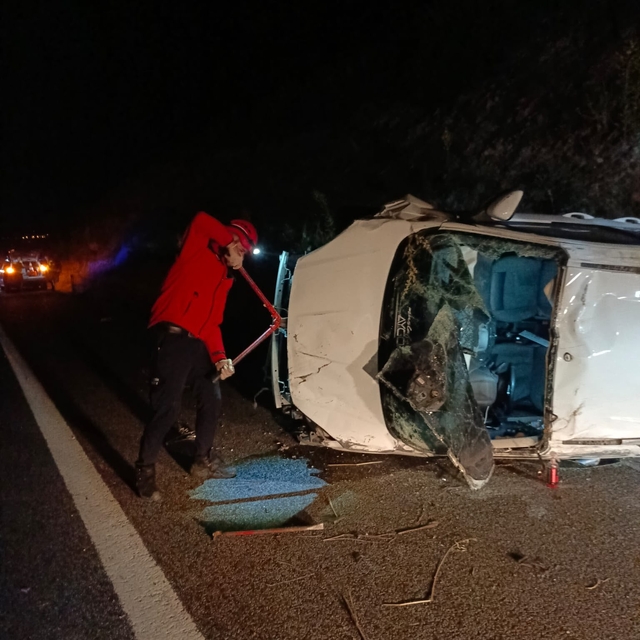 Balıkesir'de hafif ticari aracın otomobile arkadan çarpması sonucu 2 kişi y...