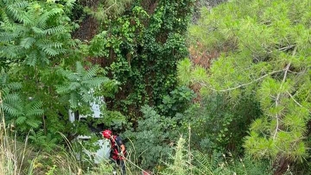 Dörtyol'da uçurumdan uçan otomobilin sürücüsü yaralandı