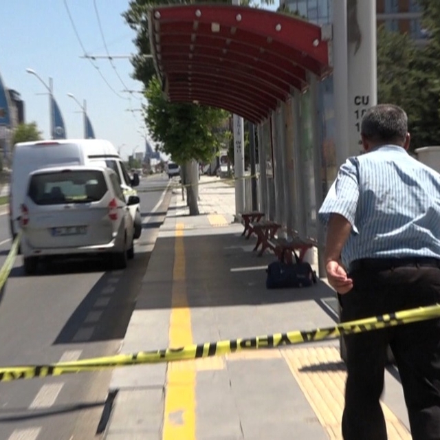Durakta unutulan çanta fünyeyle patlatılmak üzereyken sahibi koşarak geldi