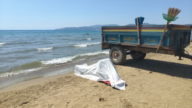 Pamucak sahilinde erkek cesedi bulundu
Boynunda tel bulunduğu iddiası