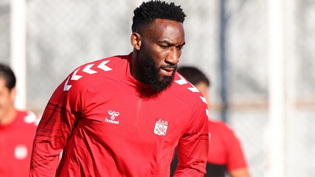 Sivasspor, Aaron Appindangoye'nin sözleşmesini yeniledi