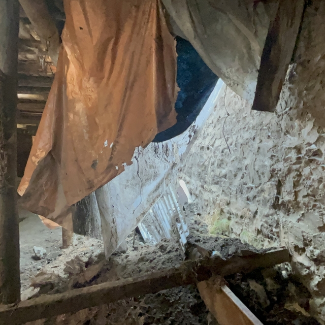 Kars'ta sağanak yağış ahırı çökertti