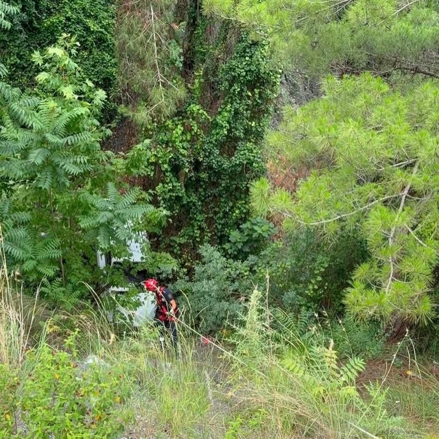 Dörtyol'da uçurumdan uçan otomobilin sürücüsü yaralandı