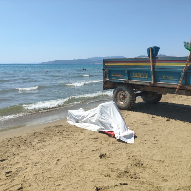Pamucak sahilinde erkek cesedi bulundu
Boynunda tel bulunduğu iddiası