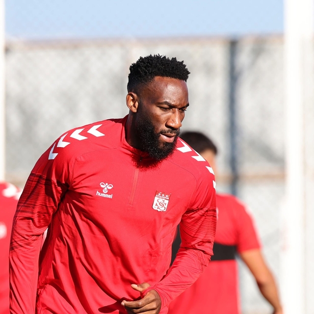 Sivasspor, Aaron Appindangoye'nin sözleşmesini yeniledi