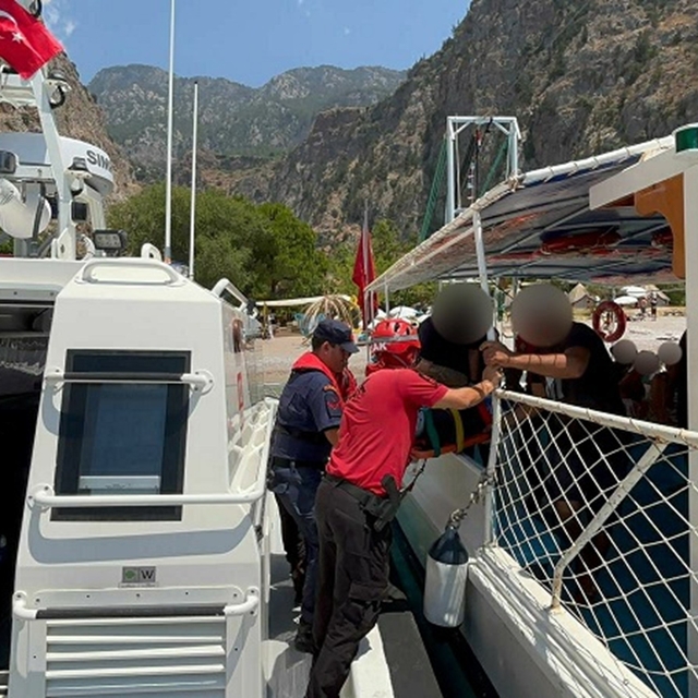 Kelebekler Vadisine düşen ve yaralanan paraşütçüye tıbbi tahliye gerçekleşt...