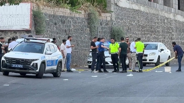 Diyarbakır'da seyir halindeki araca silahlı saldırı: 1 ağır yaralı
Kaldırıma çıkan otomobil ağaca çarparak durabildi