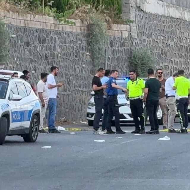Diyarbakır'da seyir halindeki araca silahlı saldırı: 1 ağır yaralı
Kaldırım...