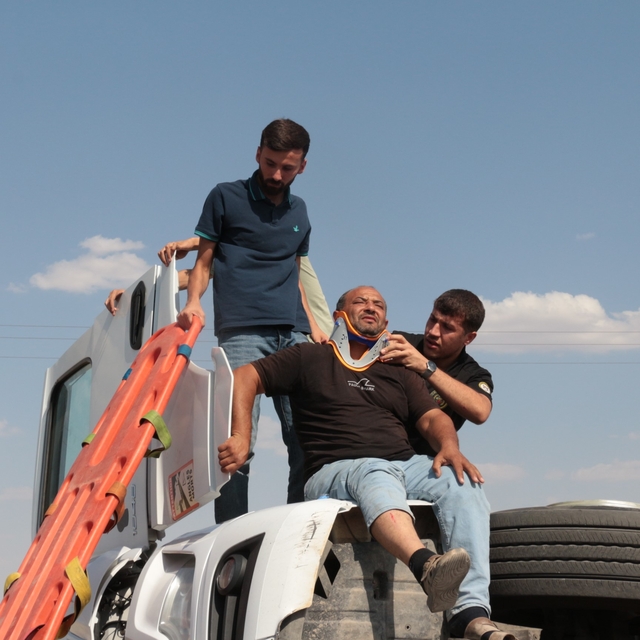 Cizre'de virajı alamayan tır devrildi: 1 yaralı