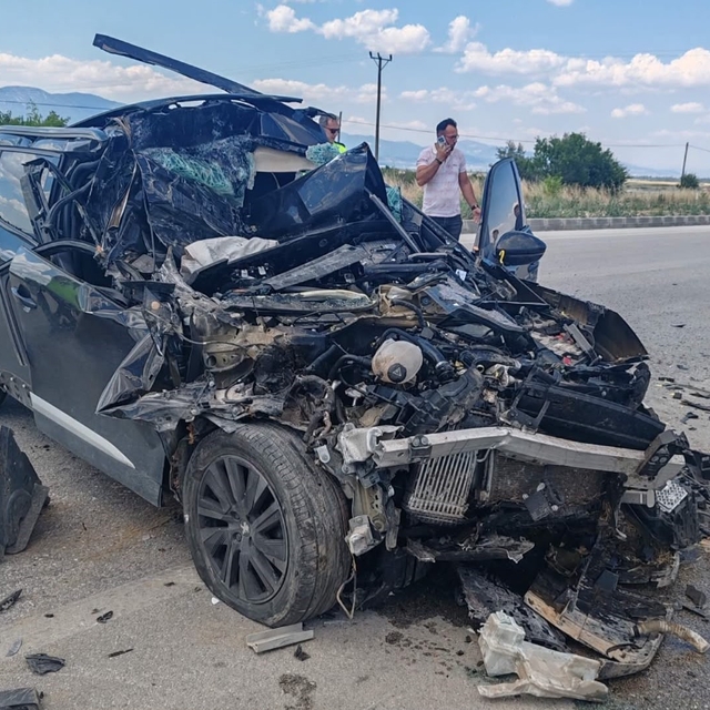 Kamyonete çarpan otomobil hurdaya döndü: 1 yaralı