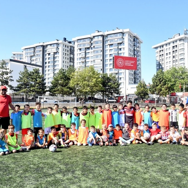 Eskişehir'de GSB Spor Okulları'nda futbol heyecanı hız kesmiyor
