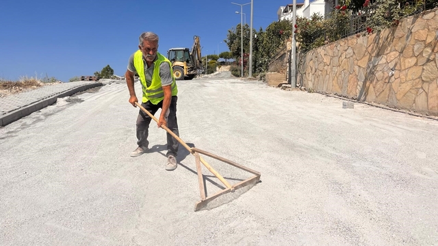 Kadınlar Denizi Mahallesi'nde 2 bin metrekarelik yol yenileme çalışması başladı