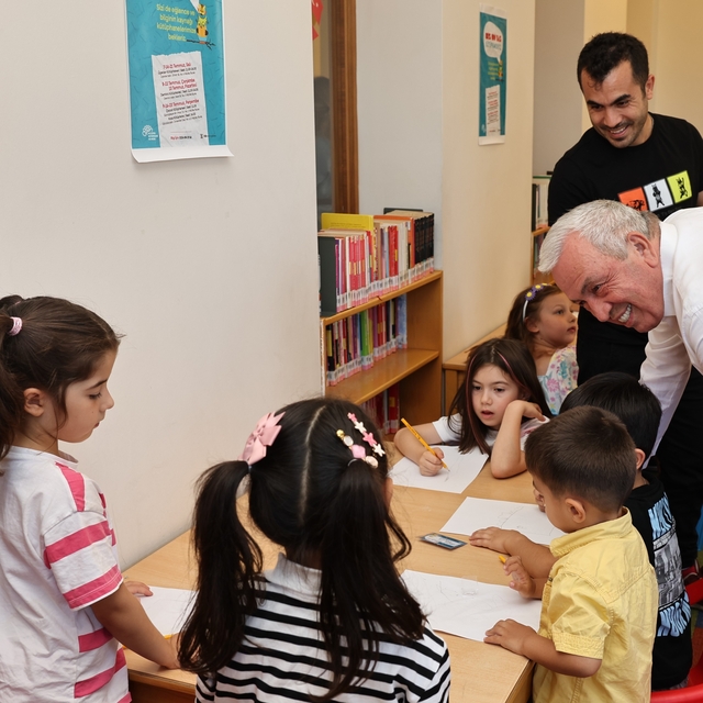 Başkan Şadi Özdemir, çocuklar ve ebeveynleri ile kütüphane buluştu