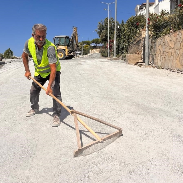 Kadınlar Denizi Mahallesi'nde 2 bin metrekarelik yol yenileme çalışması baş...