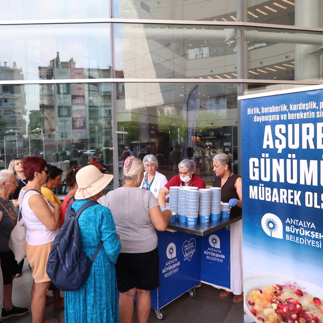 Antalya Büyükşehir Belediyesi aşure ikramını sürdürüyor
